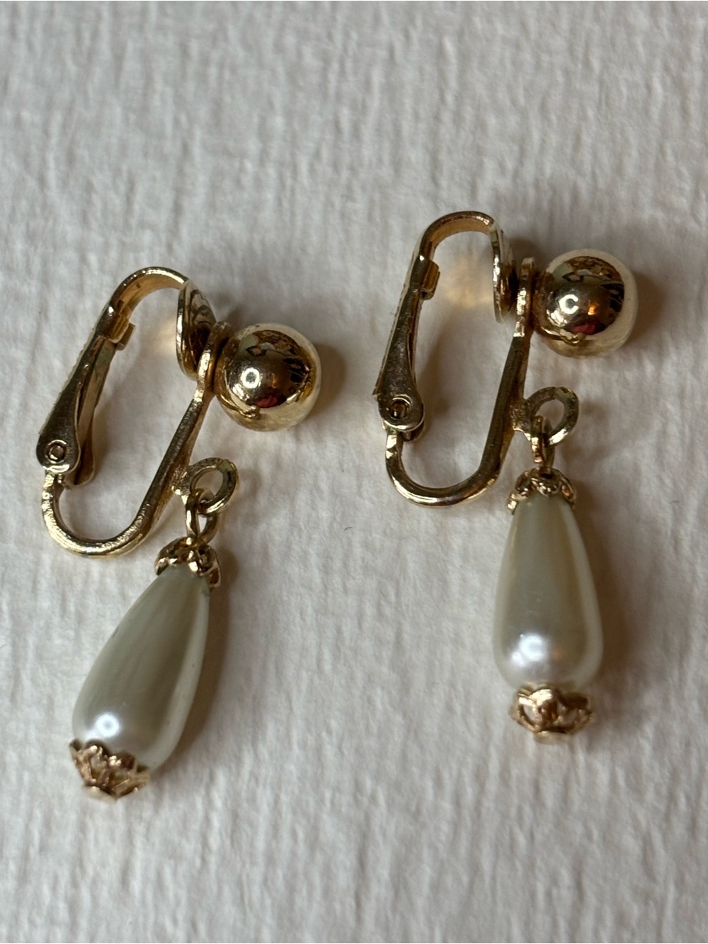 Vintage Sarah Coventry Gold Tone Pearl Drop Clip- On Earrings